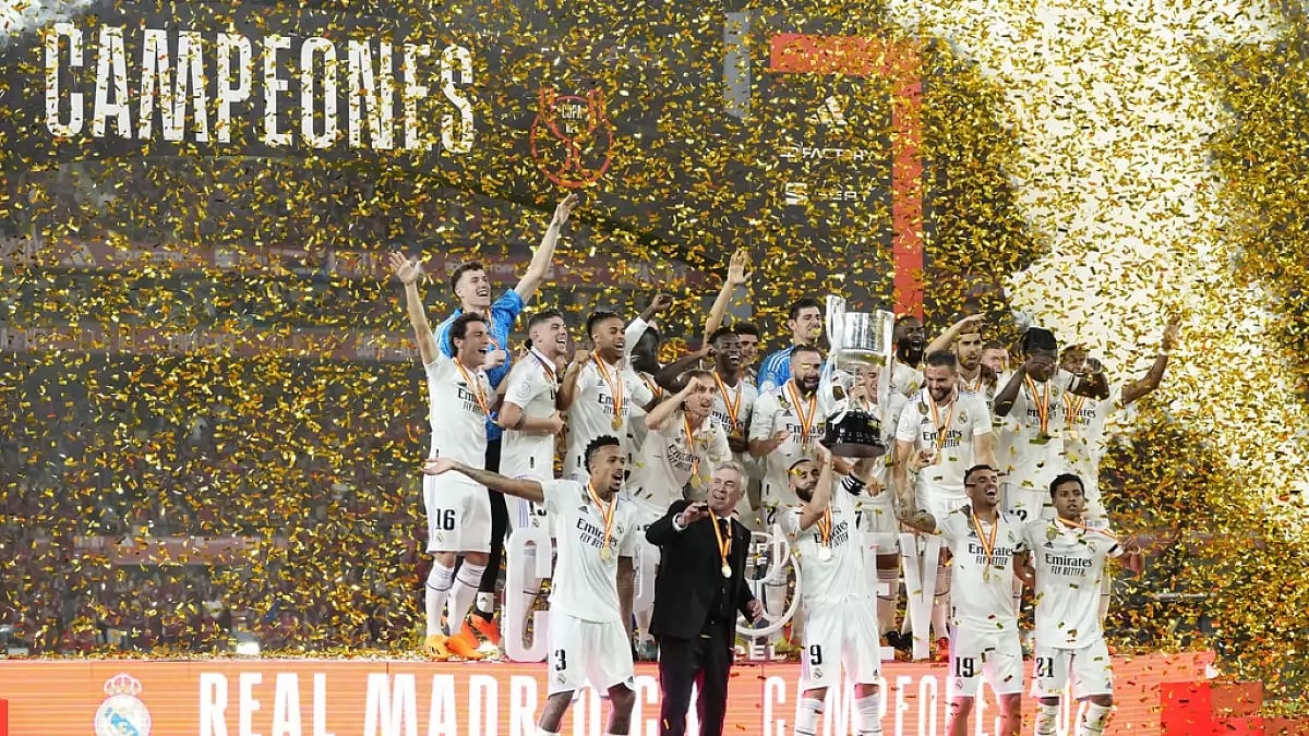 Real Madrid players and manager Carlo Ancelotti celebrate their final win over Osasuna on Saturday.