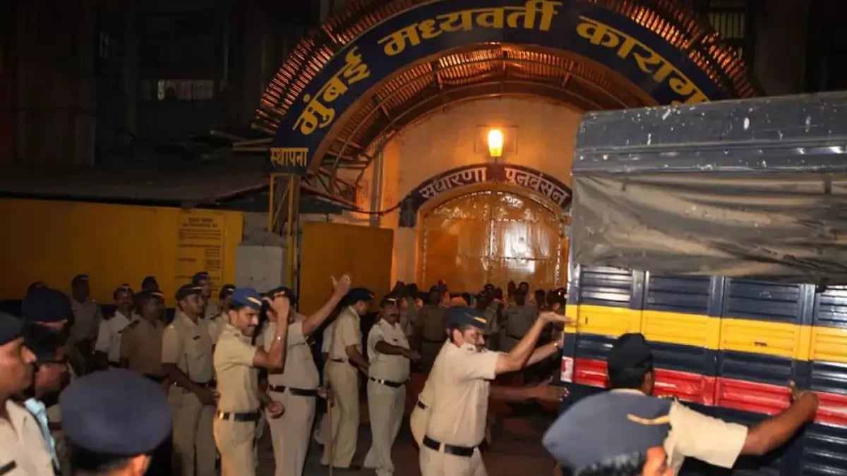 A Police Van with Sanjay Dutt in it arrives at Arthur Road jail, Mumbai. (Representative Photo)