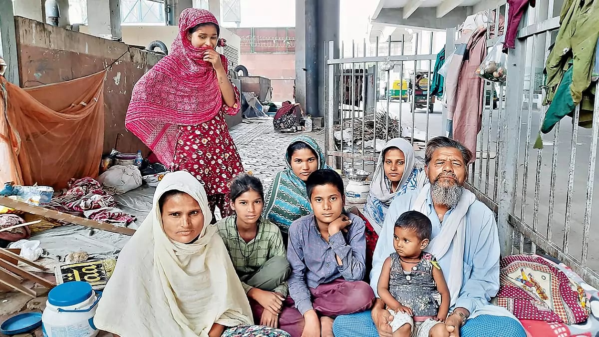 Precarious Lives: Rukhsana’s children and extended family on a pavement near Jasola, New Delhi