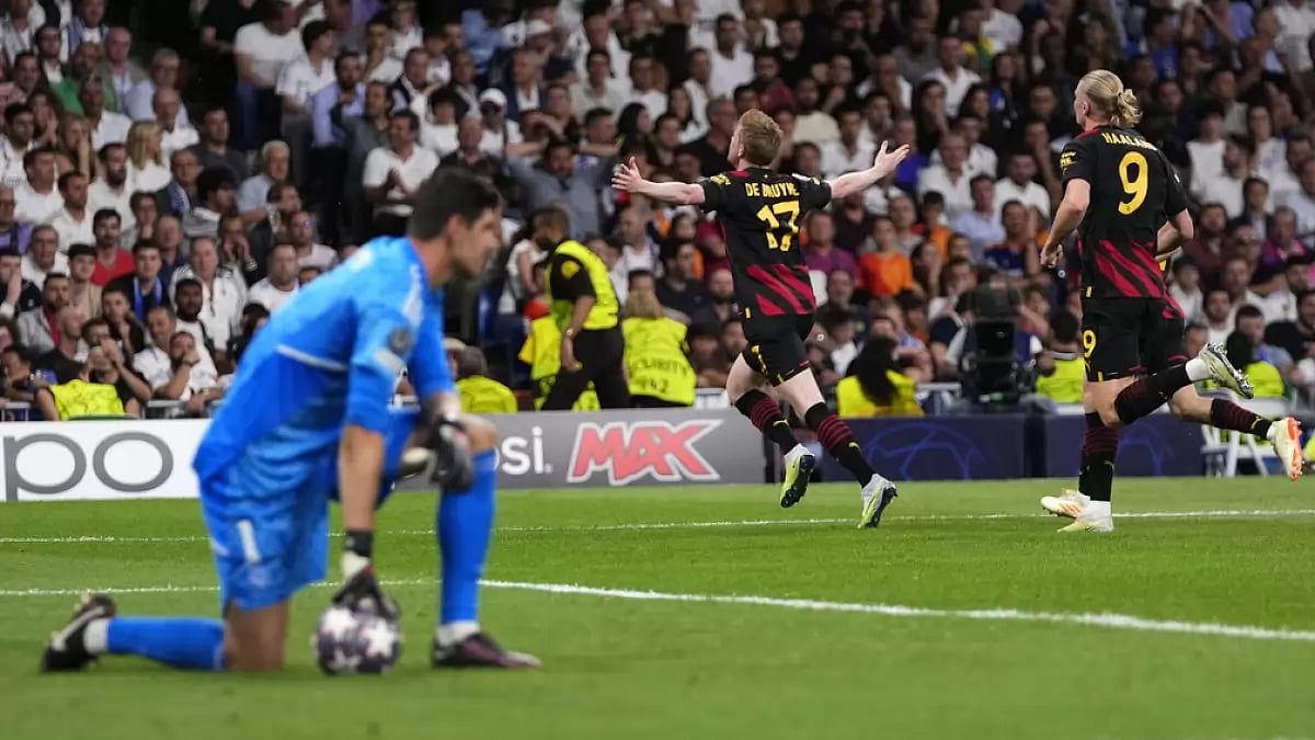 Kevin de Bruyne's (C) late equaliser meant it's all to play for in Manchester next week.