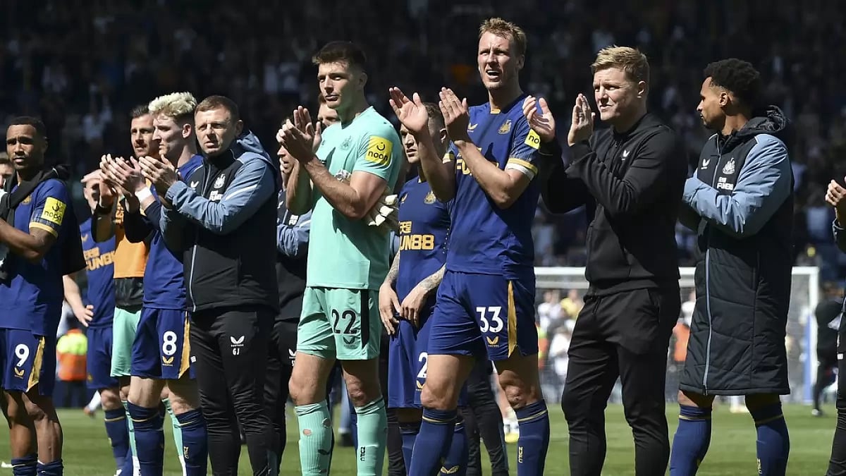 Newcastle players applaud the crowd after their game against Leeds on Saturday.