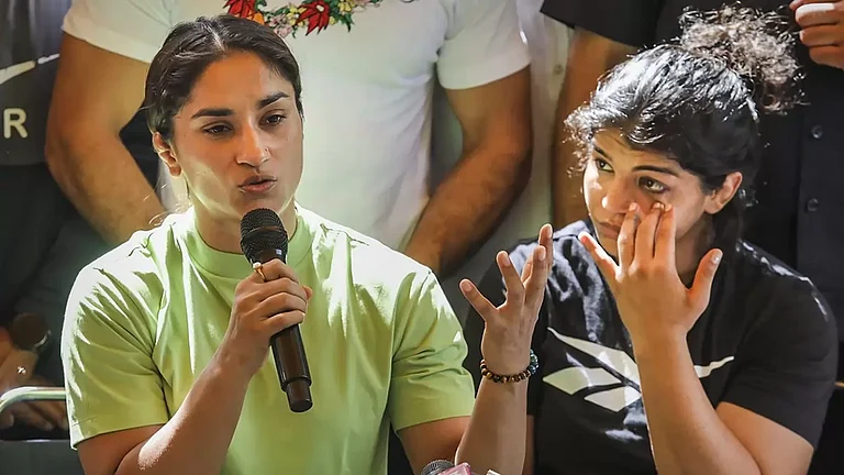 Wrestlers Vinesh Phogat (left) and Sakhshi Malik (right) - null
