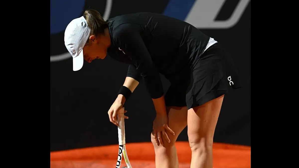 Swiatek grasped her right knee after shifting directions a few times behind the baseline.