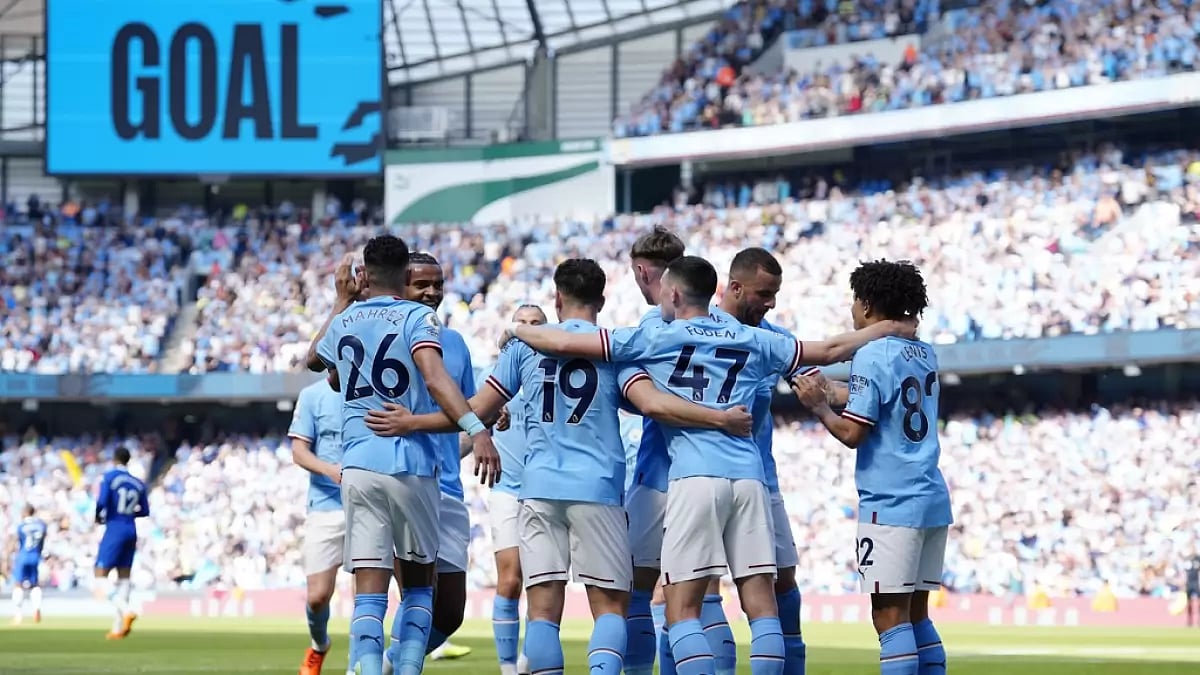City players celebrate the goal of Julian Alvarez at the Etihad Stadium on Sunday.