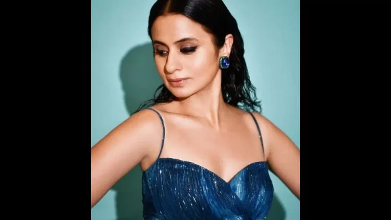 Rasika Dugal Participates In Beach Cleanup Drive Post Ganpati Visarjan