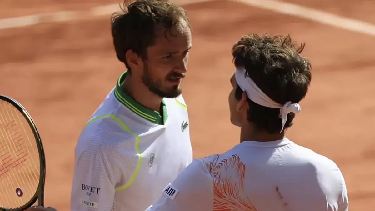 Russia's Daniil Medvedev (L) reacts after losing against Brazil's Thiago Seyboth Wild (R).