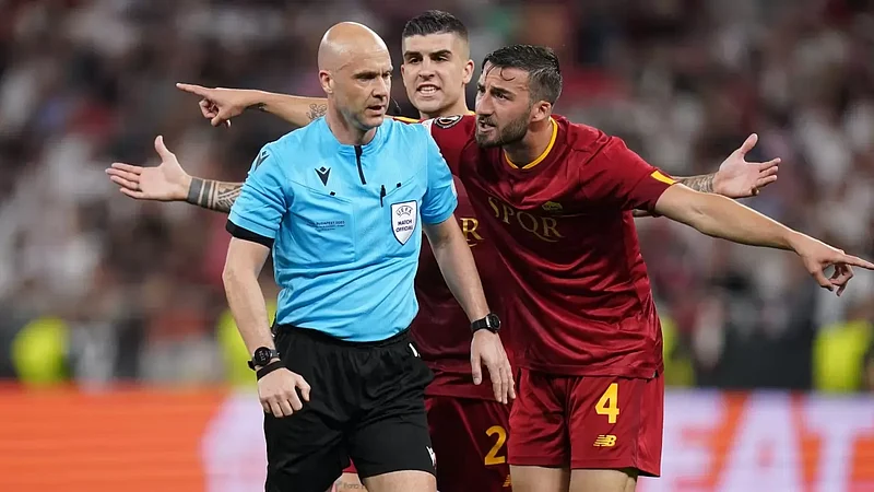 Europa League Final Referee Anthony Taylor And Family Surrounded By Hostile Roma Fans At Airport