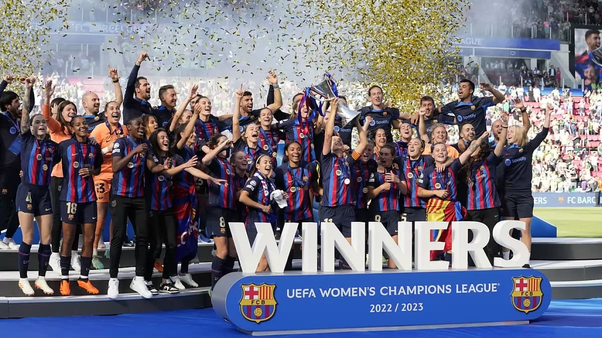 Barcelona captain Alexia Putellas lifts the trophy after her team's win on Saturday.