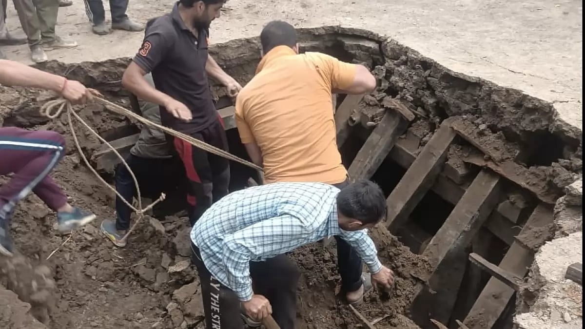 Damage caused to a building in Jammu and Kashmir from the earthquake