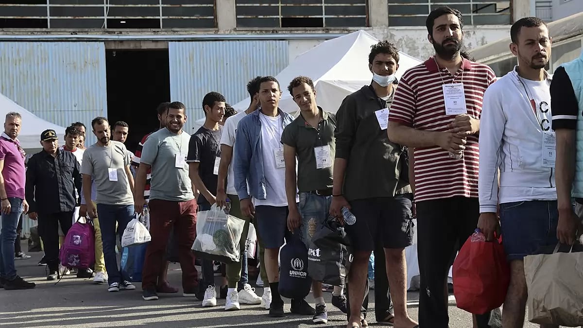 Survivors of migrant shipwreck off Greece