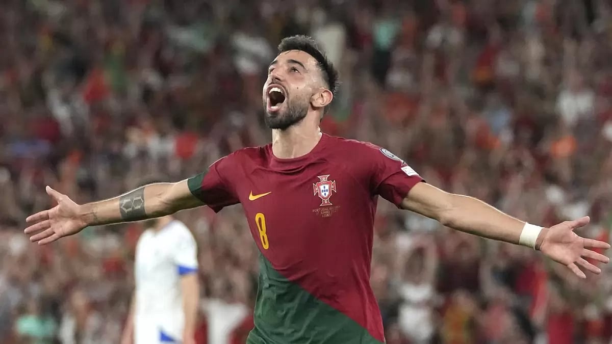Fernandes celebrates after scoring Portugal's third goal against Bosnia and Herzegovina on Saturday.