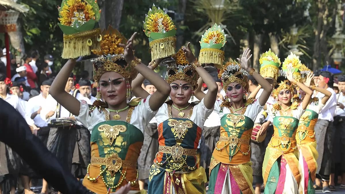 Indonesia: Women Dancers Perform Begin Bali Arts Festival