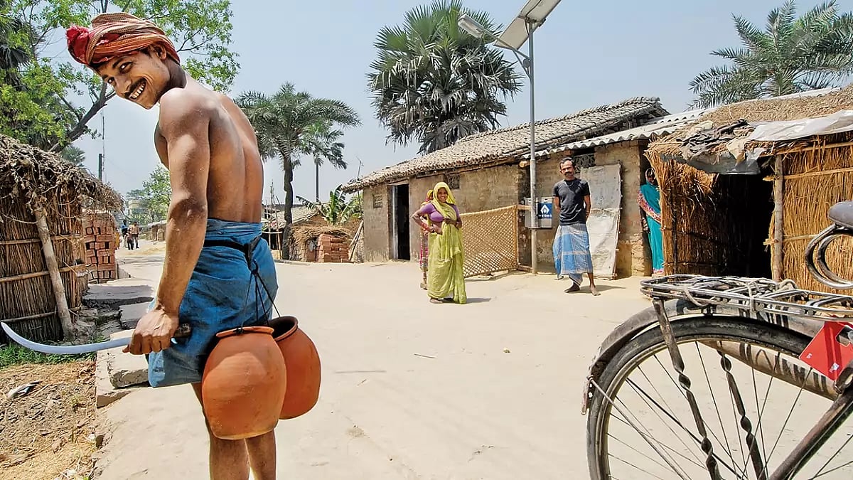 A Hard Task: A man carrying toddy in Sultanpur village, Hajipur, Bihar