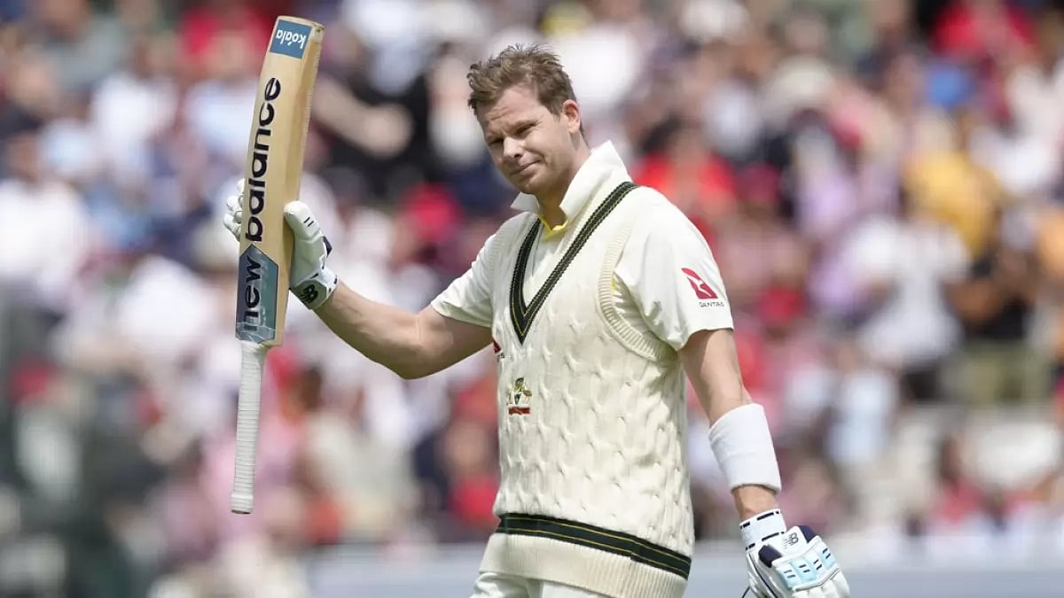 Smith raises his bat after reaching his 32nd century at Lord's, London, on Thursday.