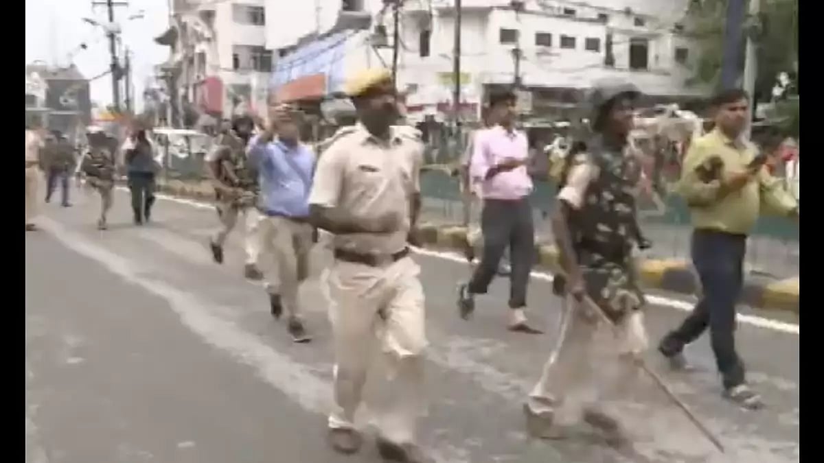 Bihar Police lathi-charge protestors 
