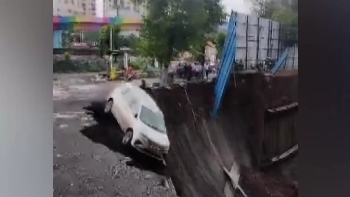 Mumbai road caves in, no casualties have been reported