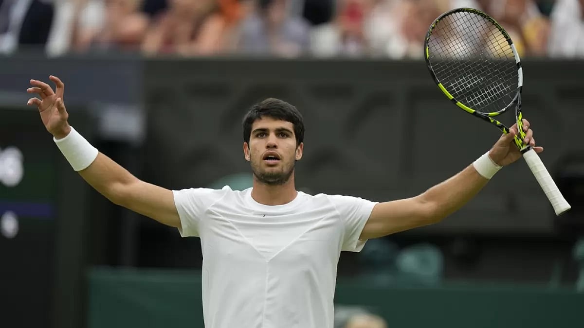 Alcaraz celebrates his four-set victory over Jarry at Wimbledon on Saturday.