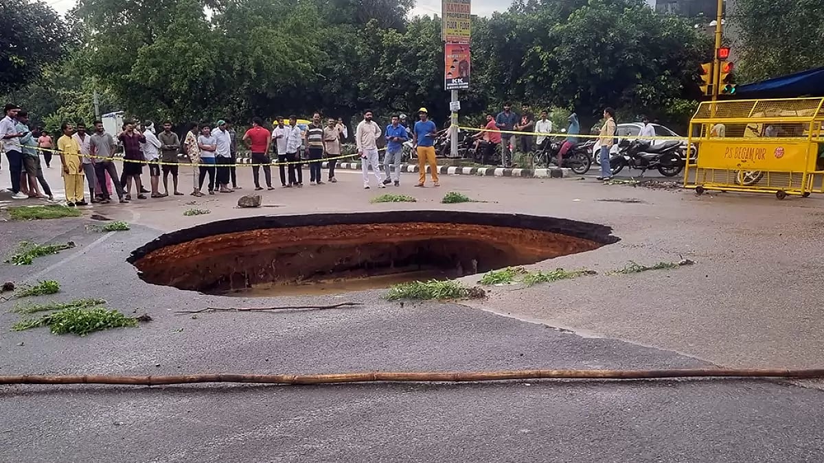 Huge sinkhole at Rohini in Delhi
