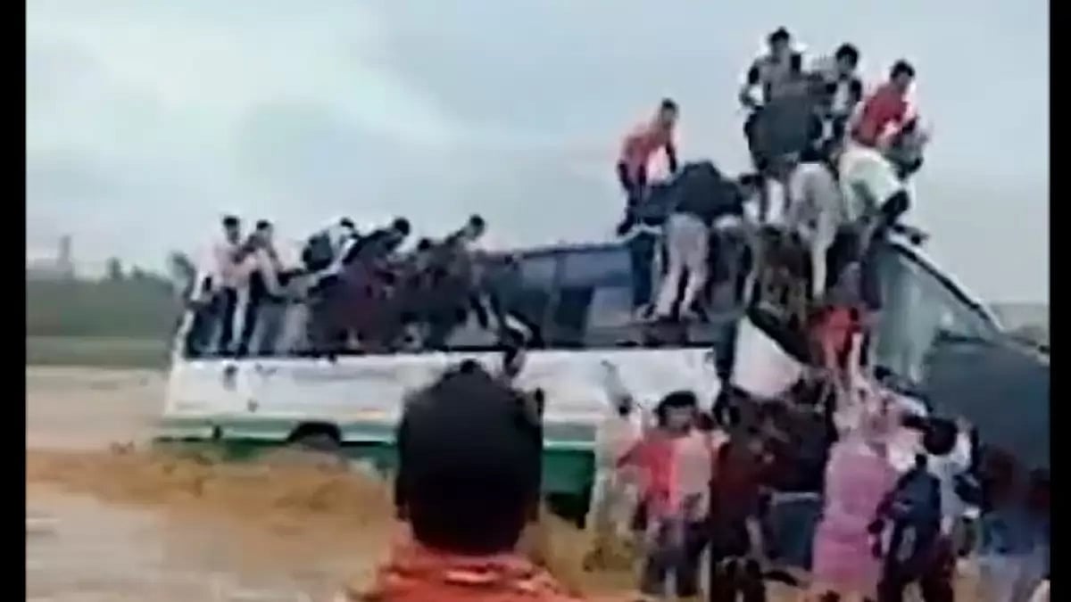 Passengers jump out of a tilting bus in Uttarakhand