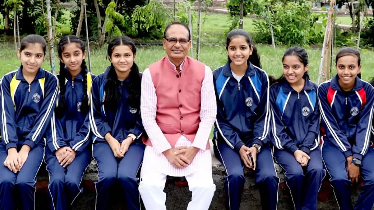 CM Shri Chouhan Plants Saplings Along With 250 School Children Of Obedullaganj