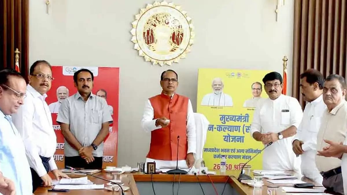  Madhya Pradesh CM Shivraj Singh Chouhan with officials