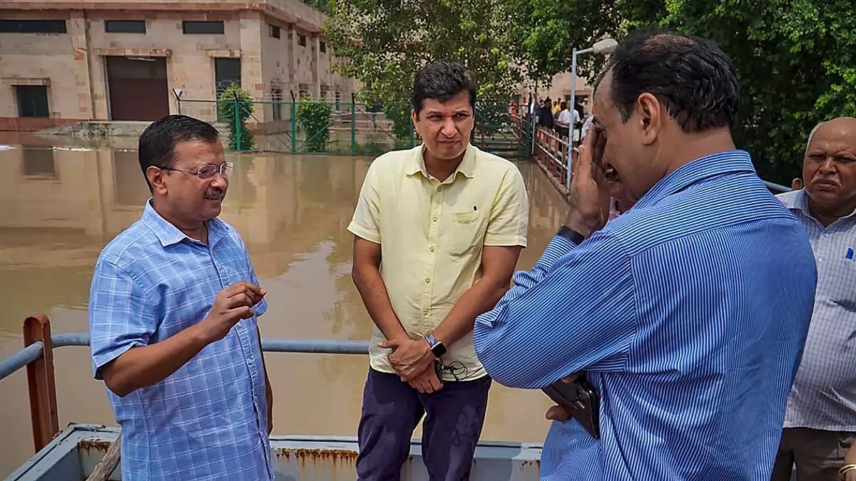 Kejriwal at Wazirabad water treatment plant