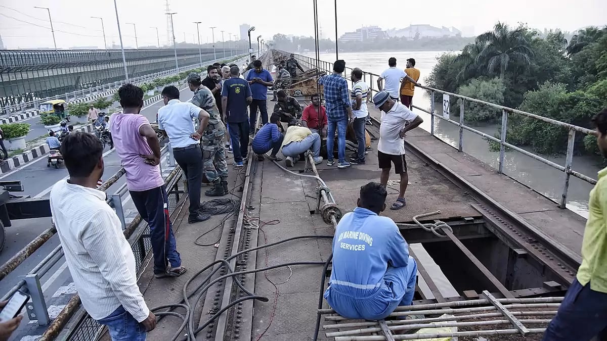 Army efforts to open Yamuna bridge gate