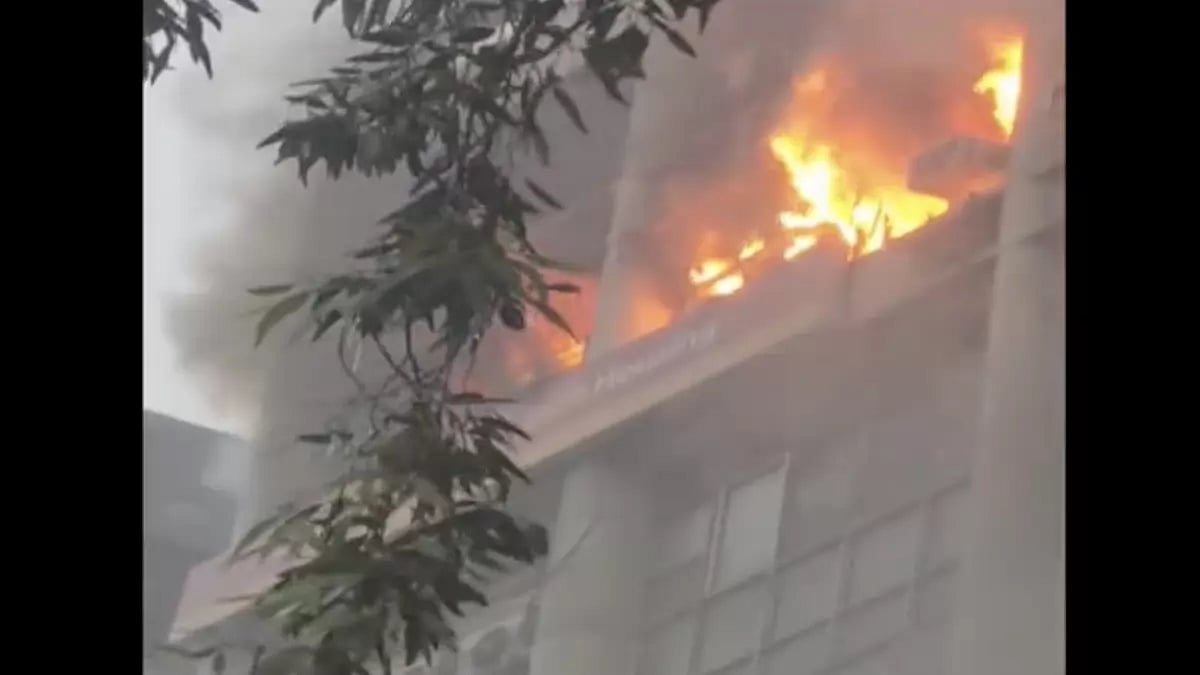 Fire breaks out in Delhi building