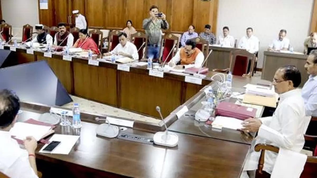Madhya Pradesh CM Shivraj Singh Chouhan in a meeting with officials