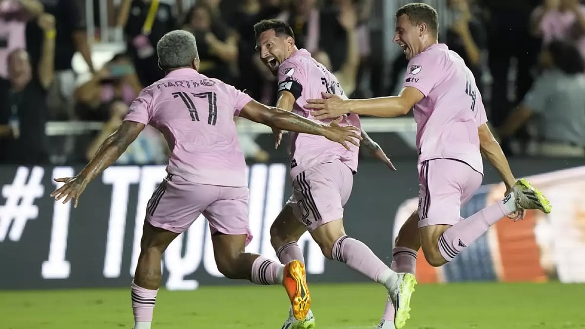 Lionel Messi (C) celebrates the freekick with his Inter Miami teammates.