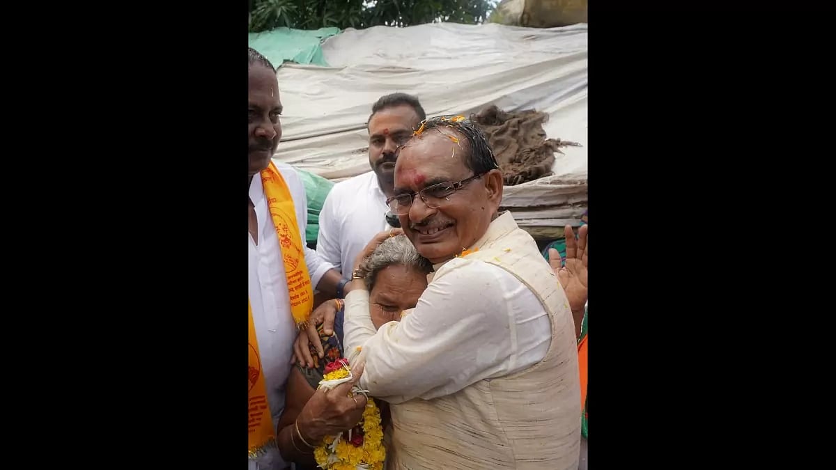 CM Shivraj Singh Chouhan embracing a poor local woman