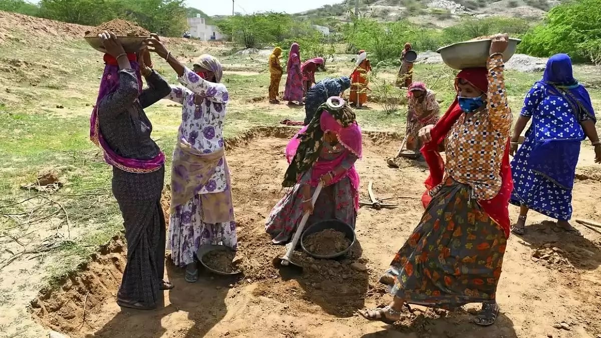 Internet Commons  : Representative Image: Women workers under the MGNREGA scheme