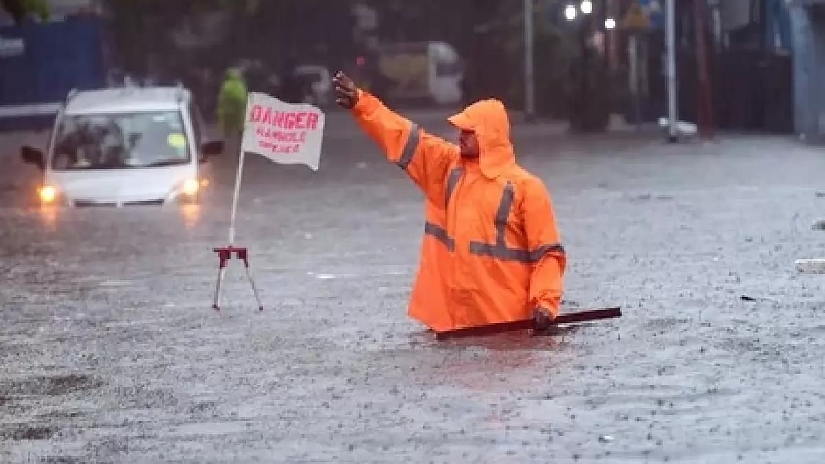 Road waterlogged as heavy rains continue to batter Mumbai