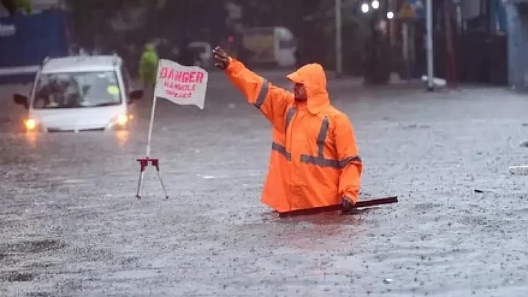 Road waterlogged as heavy rains continue to batter Mumbai - null