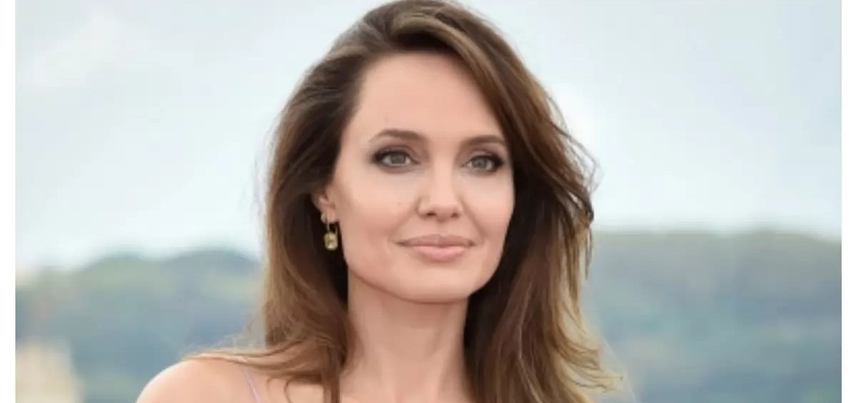 X : Angelina Jolie