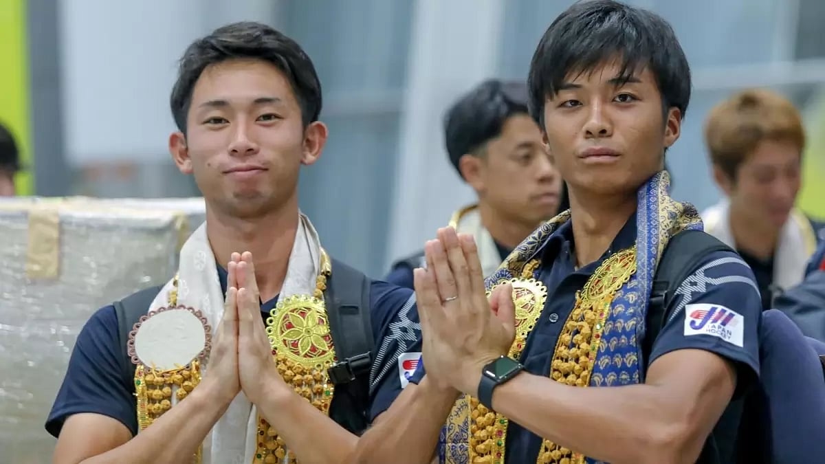 Japanese national team hockey players pose for the cameras.