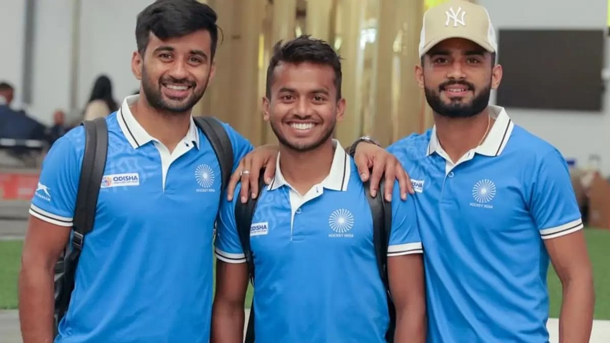 Indian men's hockey team posing for the cameras on their arrival in Chennai.
