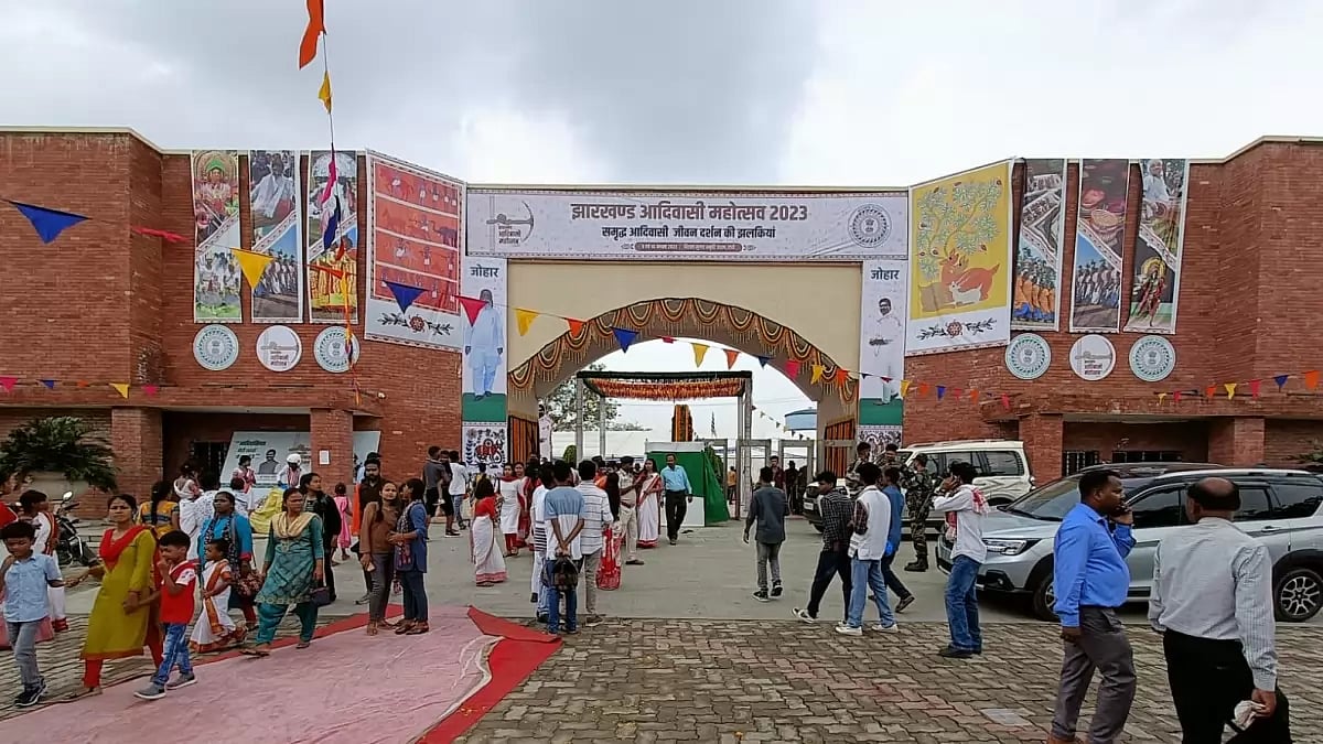 The entrance of the Bhagwan Birsa Munda Smriti Udyan was decorated with tribal art.