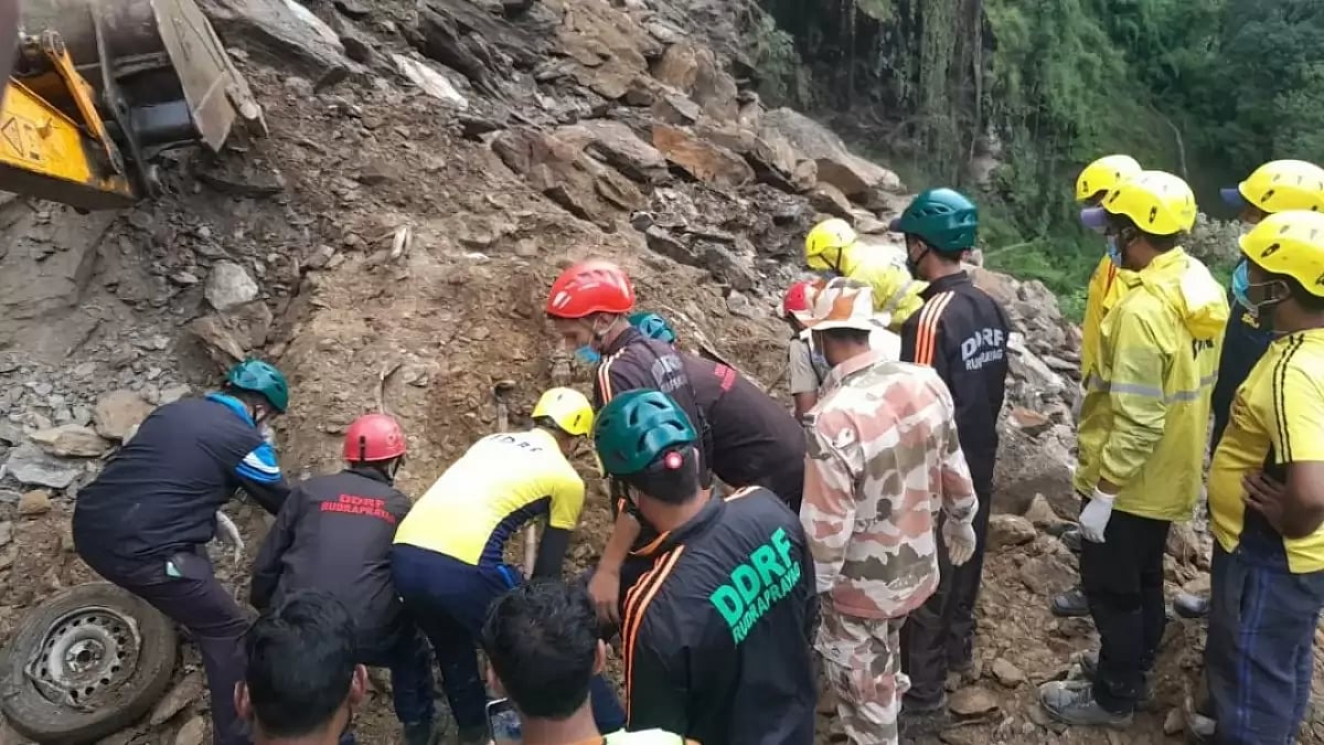A car wreckage and five bodies of occupants were recovered from landslide debris on Kedarnath Yatra route