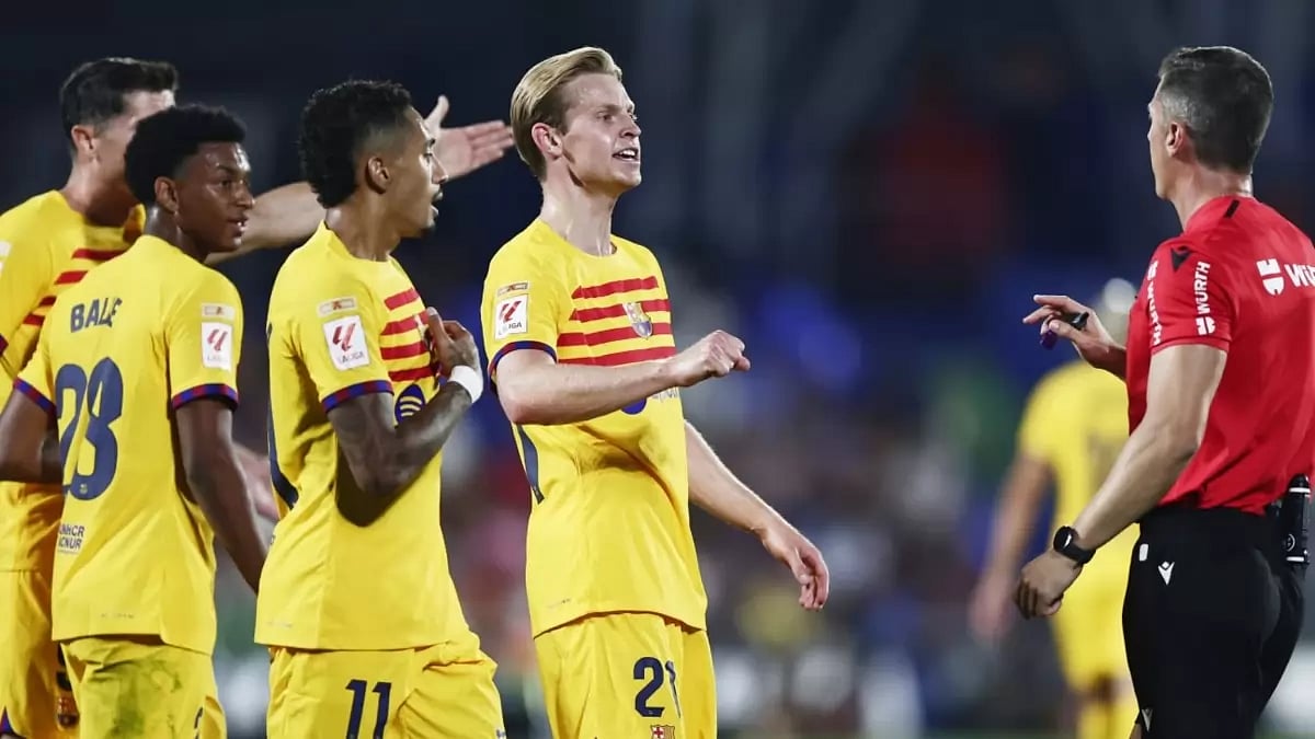 Barcelona players protest Raphina's red card in their 0-0 draw at Getafe.