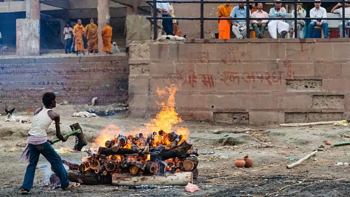 Hindu funeral ceremony at Harishchandra burning Ghat Varanasi, Uttar Pradesh