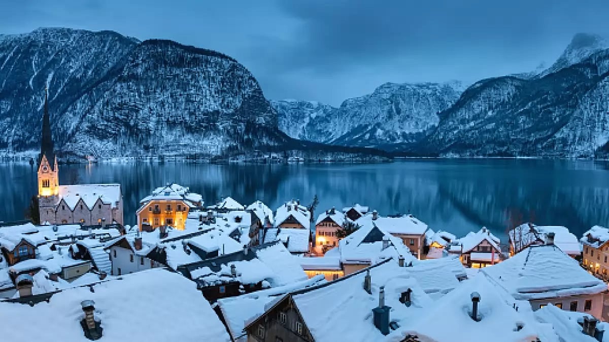 Tranquil winter evening in idyllic Austrian village Hallstatt by Hallstatter See.