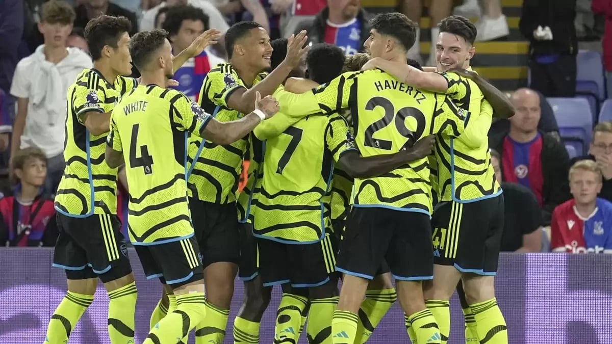 Arsenal players celebrate with Odegaard after converting the penalty