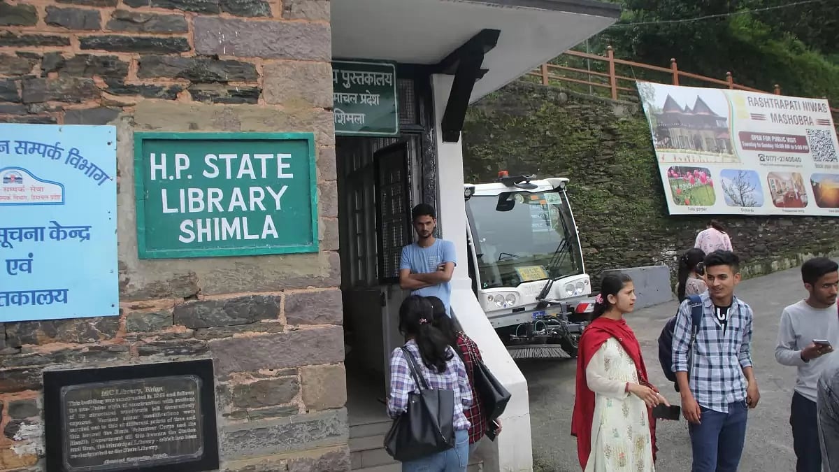 Students in front of Himachal Pradesh State Library