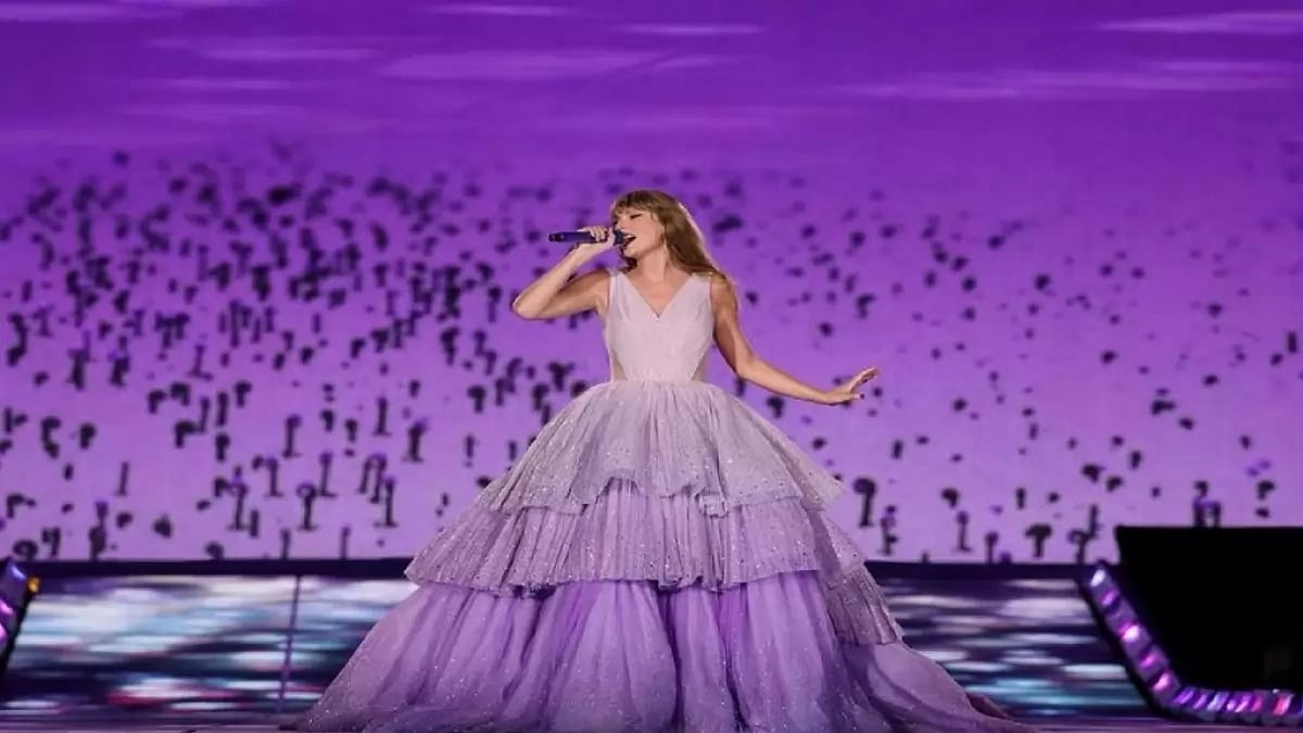 Taylor Swift performing at stage
