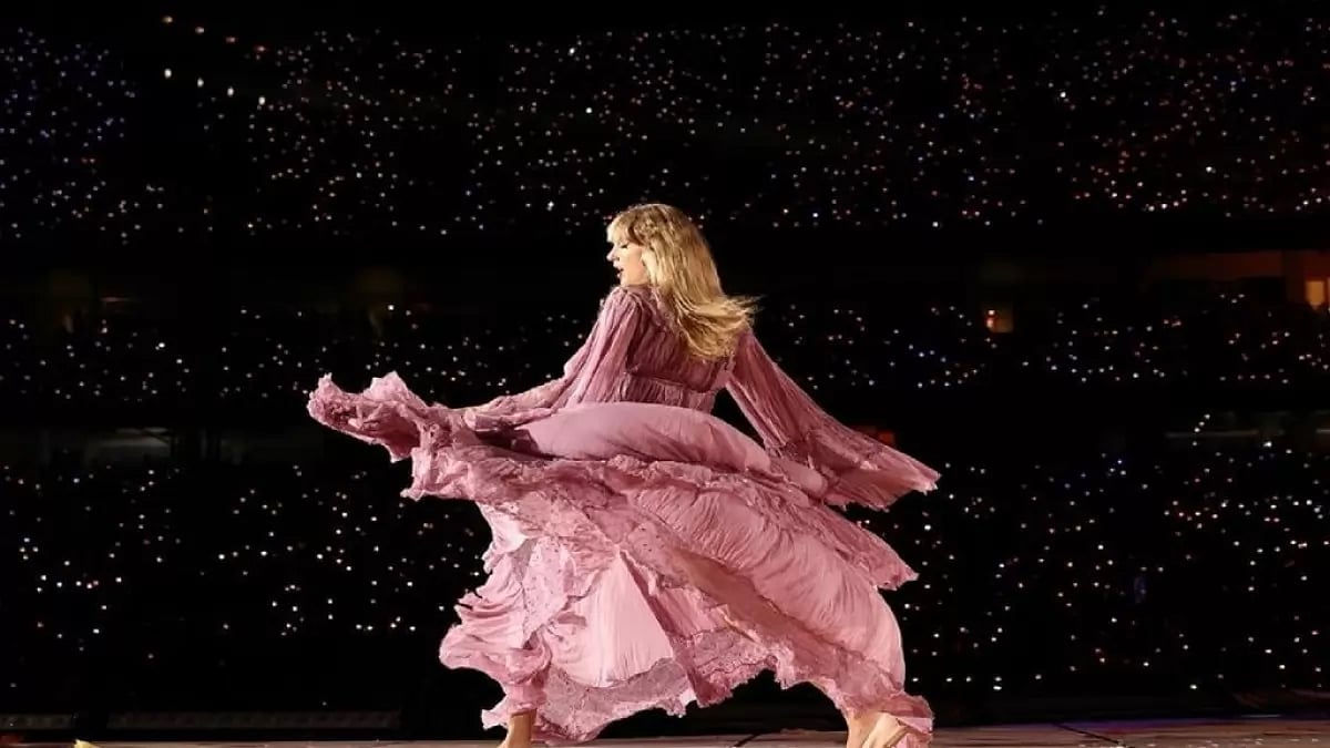 Taylor Swift performing at stage