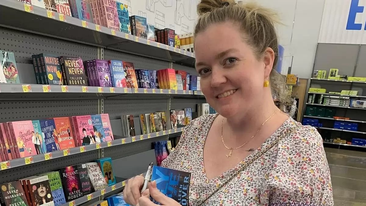 Colleen Hoover signs her novel collection at a bookstore in the US. 
