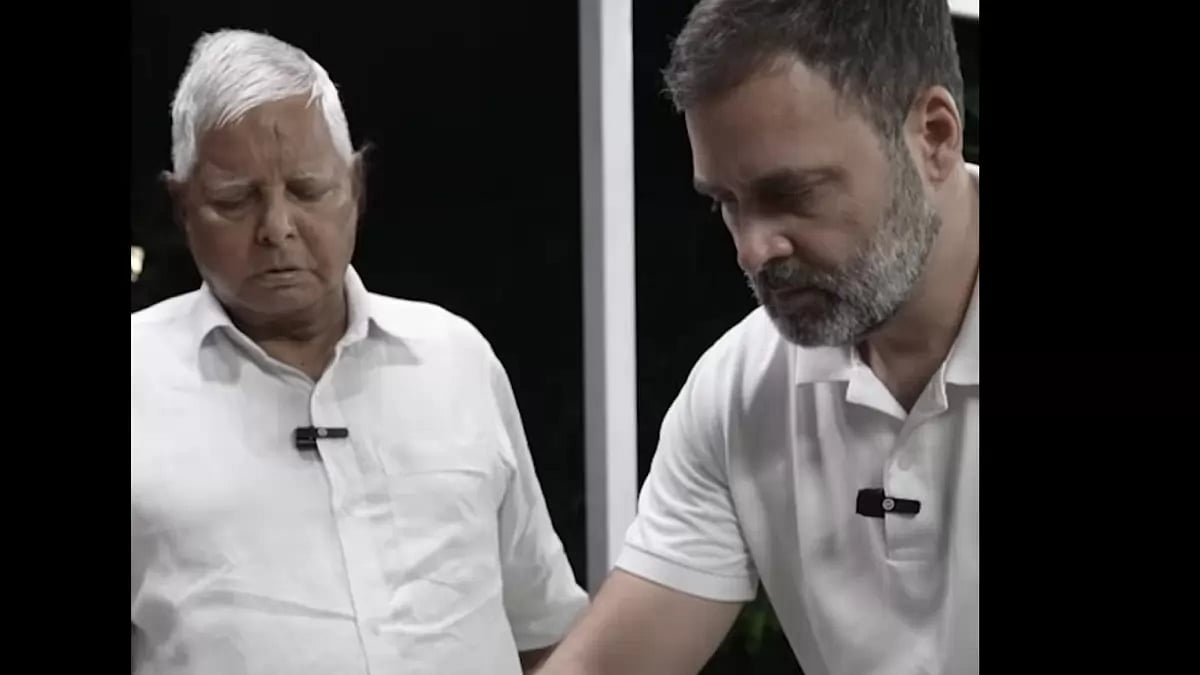 Congress leader Rahul Gandhi learns to cook from RJD leader Lalu Prasad Yadav.