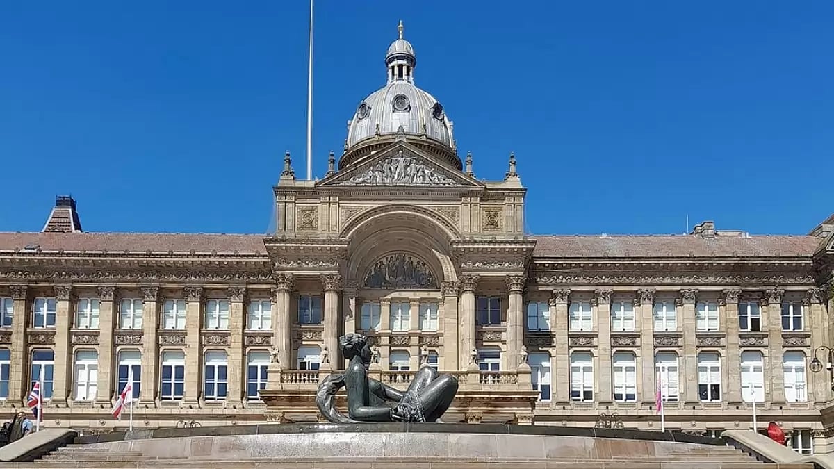 Birmingham City Council effectively declares bankruptcy