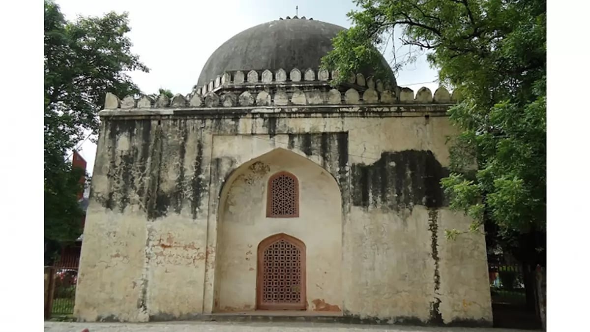 <b>Gol Gumbad near Nizamuddin</b>